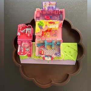 Shopkins Multicolored Grocery Playset with Mixed accessories.